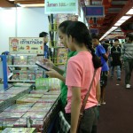 น้ำหอมกับแตงโมกำลังเลือกหนังสือ