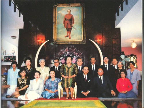 สมเด็จพระเจ้าภคินีเธอ เจ้าฟ้าเพชรรัตนราชสุดา สิริโสภาพัณณวดี องค์ประธานคณะกรรมการอำนวยการบูรณะพระราชวังสนามจันทร์ ทรงฉายภาพเมื่อวันที่ 15 มิถุนายน 2536 ณ วังรื่นฤดี