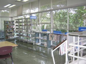 ชั้นนิตยสารบันเทิงฉบับปัจจุบัน และ นสพ. ล่วงเวลา