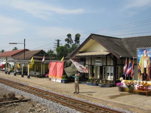 9. สถานีรถไฟศาลาธรรมสพน์