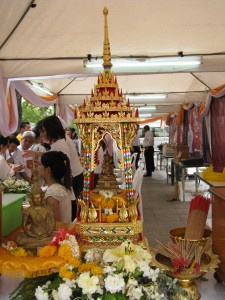 พระทันตธาตุจำลอง