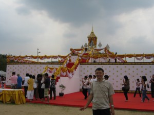 ถ่ายรูปเป็นที่ระลึก หลังจากไหว้พระทันตธาตุ