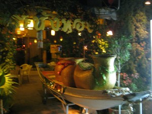 กลับเข้าเมืองเชียงใหม่ กินข้าวเย็นประมาณ 22.00 น. ร้านกระชังทอง แม่โจ้