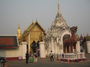 ขากลับ แวะไหว้พระธาตุหริภุญชัย ลำพูน