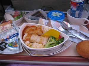 อาหารที่เสิร์ฟบนเครื่อง แอร์โฮสเตสจะถามว่า "Fish or Chicken"