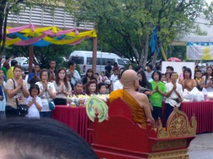ผู้หลักผู้ใหญ่ของจังหวัดมาร่วมบุญ