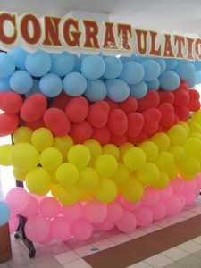 ซุ้มลูกโป่งสีสันสดใสพร้อมคำว่า Congratulation มุมนี้ก็แทบไม่ว่างเลย