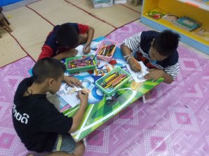 ตั้งใจระบายสีภาพที่เลือกกันเอง