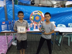 สองหนุ่มนี้อ่านข้อมูลกันหลายเที่ยวกว่าจะคว้ารางวัลไปได้