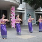 น้อง ๆ นักเรียนประจำจากโรงเรียนสิรินธรราชวิทยาลัย นครปฐม ลูกศิษย์อาจารย์ถาวร หลานพี่สุนีย์ มารำอวยพรให้ "พี่่แมว"