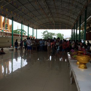 ทำบุญตักบาตร