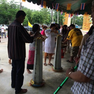 หล่อเทียนเทศกาลเข้าพรรษา