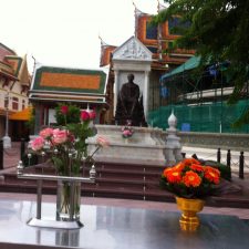 พระอนุสาวรีย์ รัชกาลที่ ๕ อยู่ด้านหน้าพระอุโบสถ